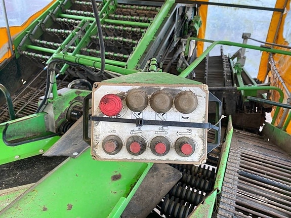 AVR Spirit 8200 11 of 24