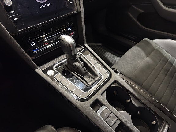 Volkswagen Passat 15 of 23