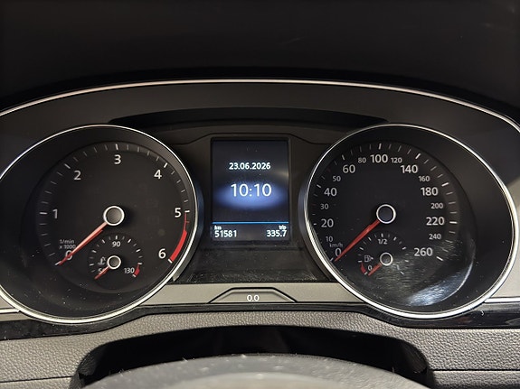 Volkswagen Passat 16 of 23