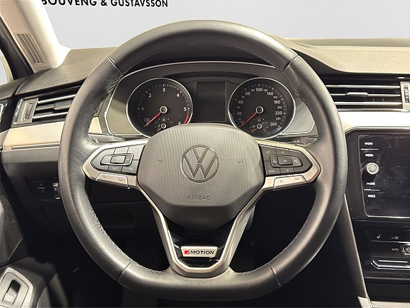 Volkswagen Passat 13 of 23