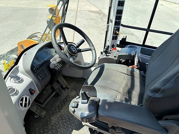 Volvo L90H lastmaskin, steg 5 motor, spakstyrning 3 of 7