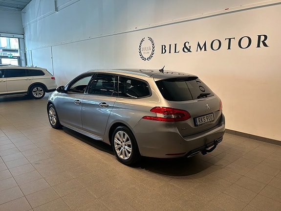Peugeot 308 SW 2 of 5