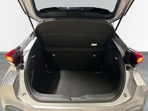 Toyota C-HR 10 of 13