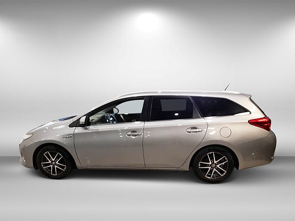 Toyota Auris 2 of 5