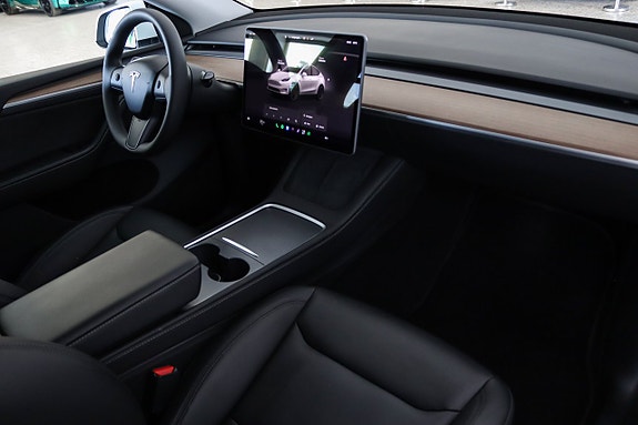 Tesla Model Y 11 of 14