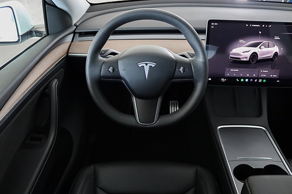 Tesla Model Y 9 of 14