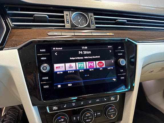 Volkswagen Passat 17 of 25