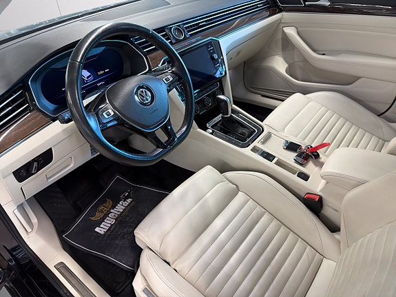 Volkswagen Passat 9 of 25