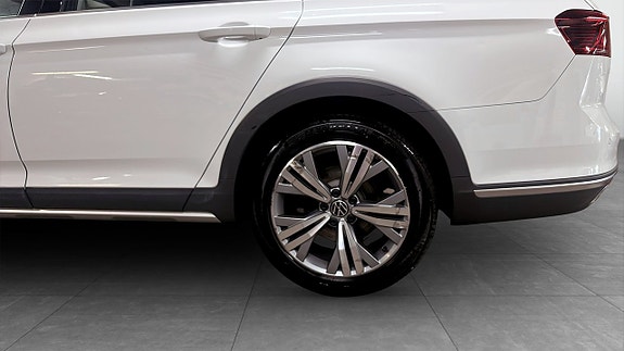 Volkswagen Passat 6 of 12