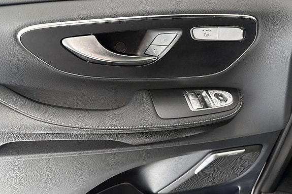 Mercedes-Benz V300 8 of 15