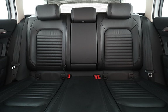 Volkswagen Passat Alltrack 14 of 30
