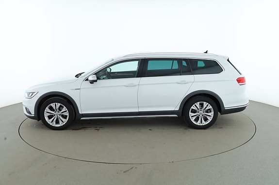 Volkswagen Passat Alltrack 2 of 5