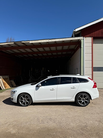 Volvo V60 2 of 5