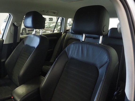 Volkswagen Passat 17 of 22