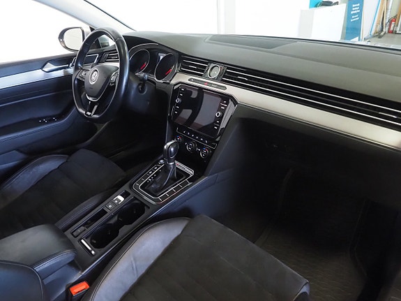 Volkswagen Passat 10 of 22