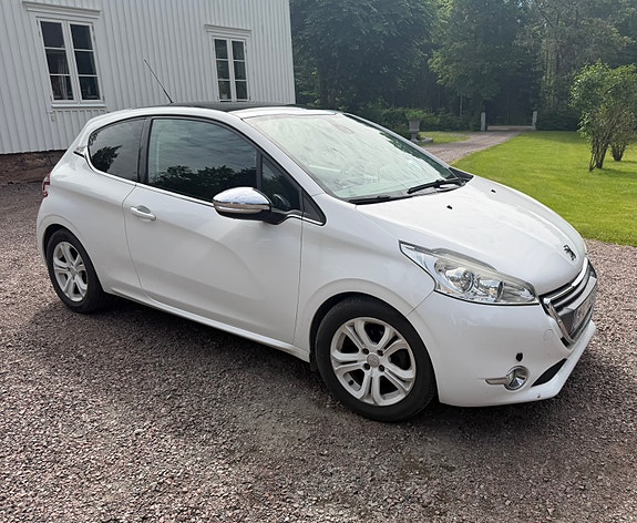 Peugeot 208 2 of 5
