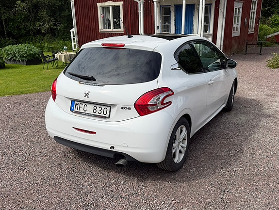 Peugeot 208 3 of 5