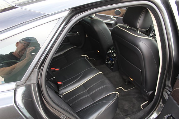 Jaguar XJ 7 of 15