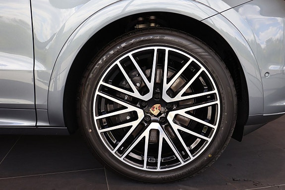 Porsche Cayenne 6 of 18