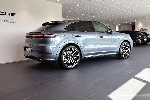 Porsche Cayenne 4 of 5