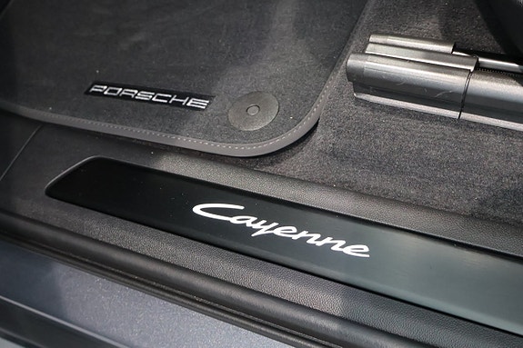 Porsche Cayenne 13 of 18