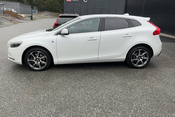 Volvo V40 2 of 30