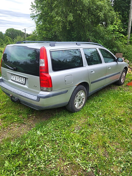 Volvo V70 2 of 5