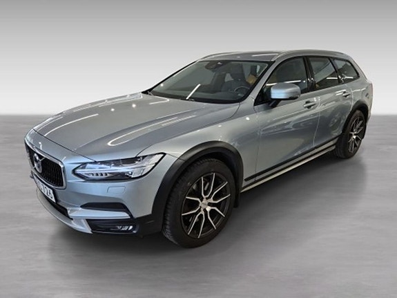 Volvo V90 Cross Country 2 of 5