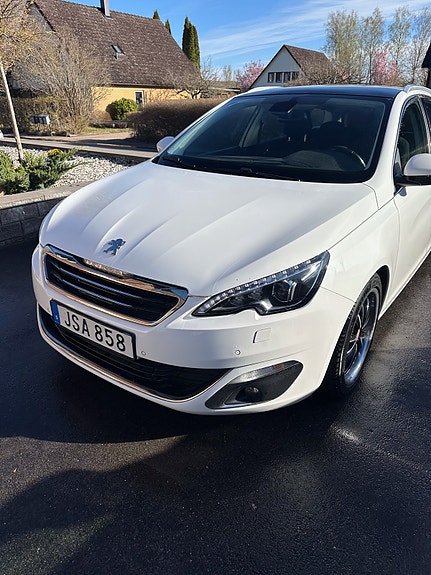 Peugeot 308 SW 2 of 5