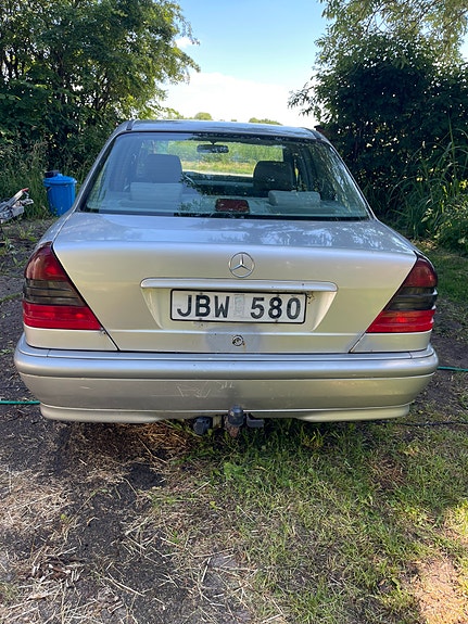 Mercedes-Benz C180 2 of 5