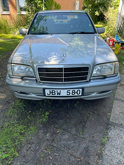 Mercedes-Benz C180 3 of 5