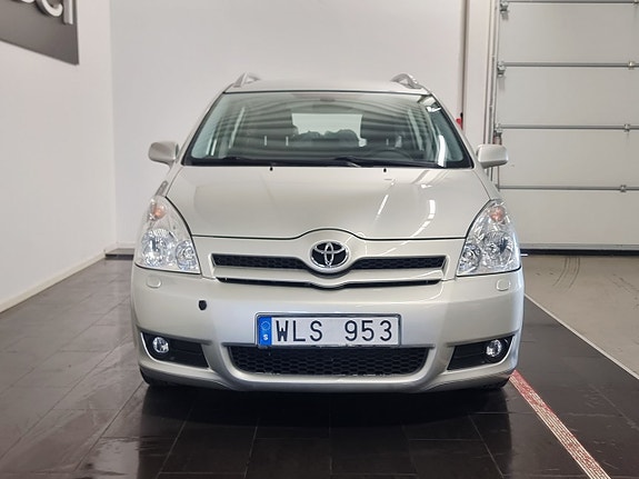 Toyota Corolla Verso 3 of 5
