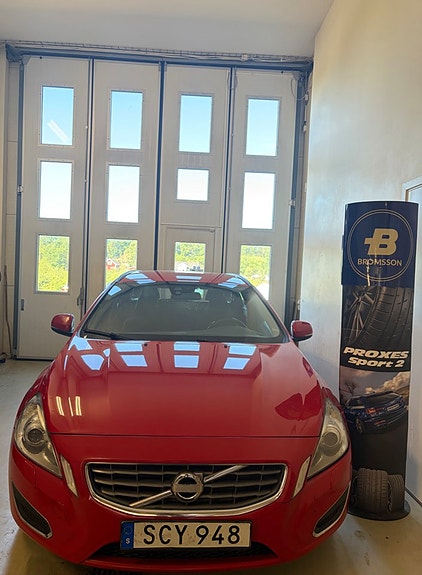 Volvo V60 2 of 5