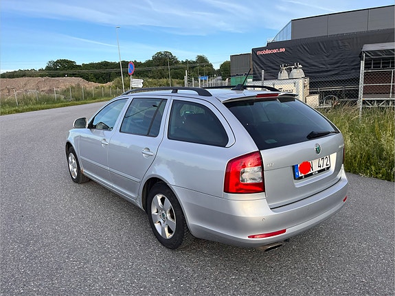 Skoda Octavia 2 of 5