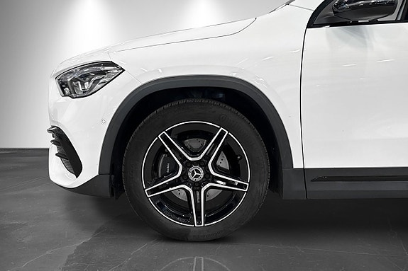Mercedes-Benz GLA200 d 2 of 5
