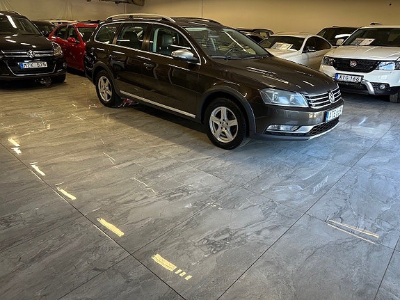 Volkswagen Passat Alltrack 2 of 5
