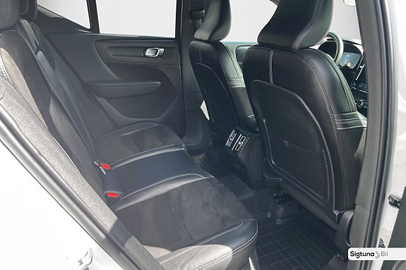 Volvo XC40 13 of 30