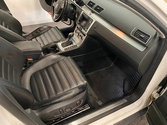 Volkswagen Passat Alltrack 16 of 23