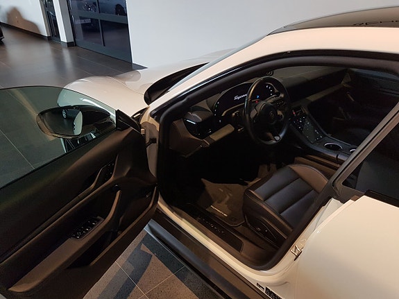 Porsche Taycan 4S 6 of 11