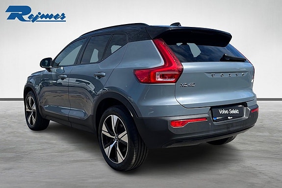 Volvo XC40 2 of 5