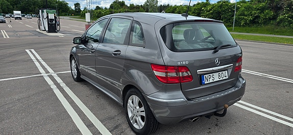 Mercedes-Benz B180 4 of 5