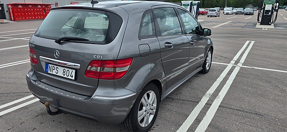 Mercedes-Benz B180 2 of 5