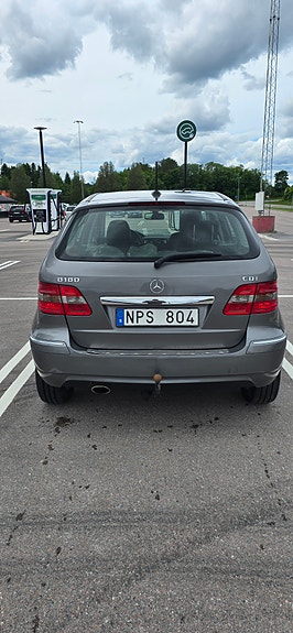 Mercedes-Benz B180 3 of 5