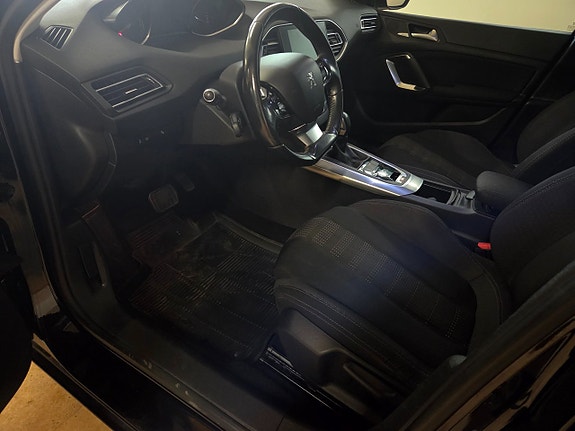 Peugeot 308 SW 8 of 19