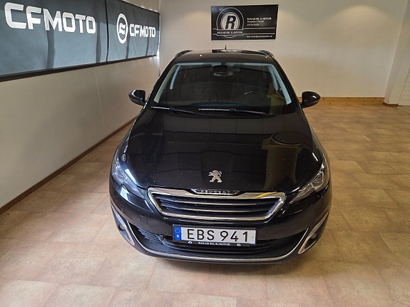 Peugeot 308 SW 2 of 5