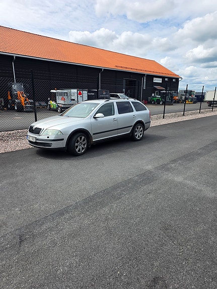 Skoda Octavia 2 of 5
