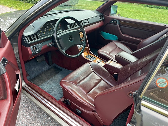 Mercedes-Benz 300 CE 9 of 16