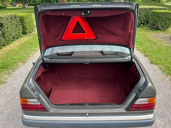 Mercedes-Benz 300 CE 12 of 16