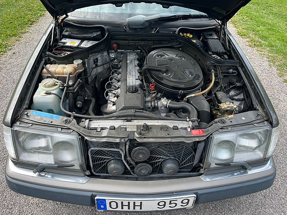 Mercedes-Benz 300 CE 13 of 16