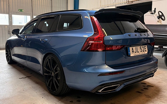 Volvo V60 2 of 5